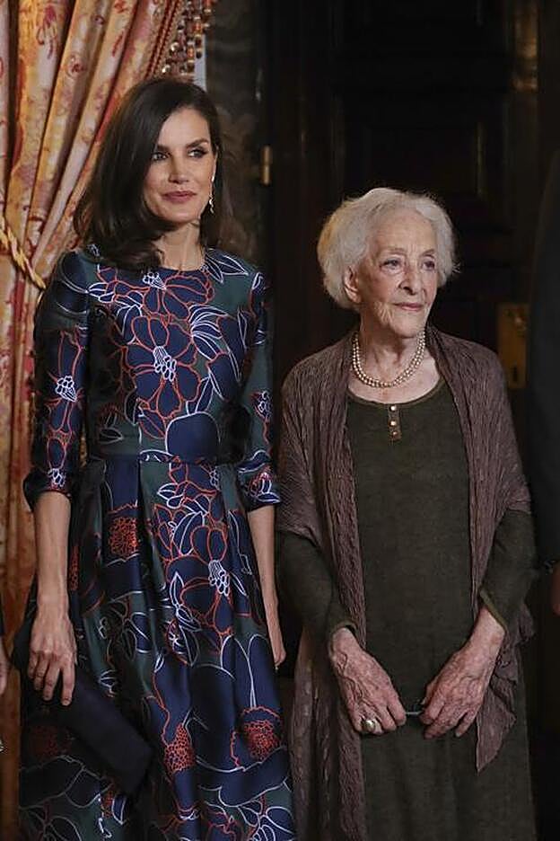 La REina doña Letizia junto a la escritora ganadora del Premio Cervantes, Ida Vitale.