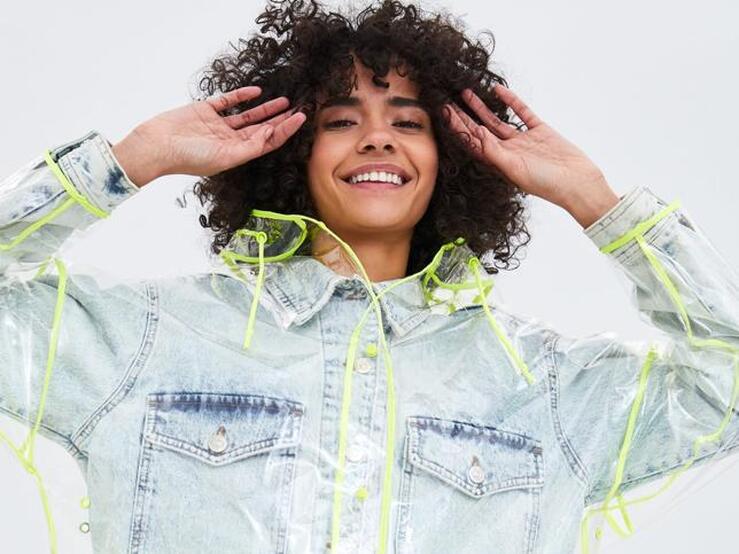 Fotos: Estos chubasqueros son tendencia y salvarán tus estilismos en los días de lluvia