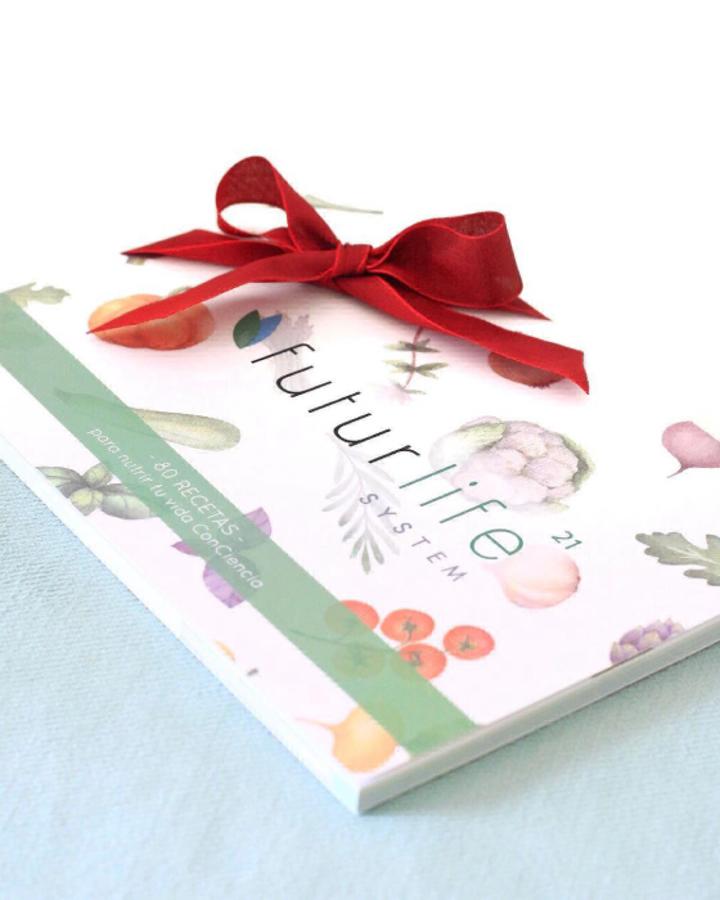 El método  FuturLife  es uno de los movimientos de comida sana con más adeptos en la actualidad. Creado por una madre y una hija, regalar el libro es un 10. Por el Día de la Madre dispones de un 20% de descuento. Libro FuturLife, (25 euros).
