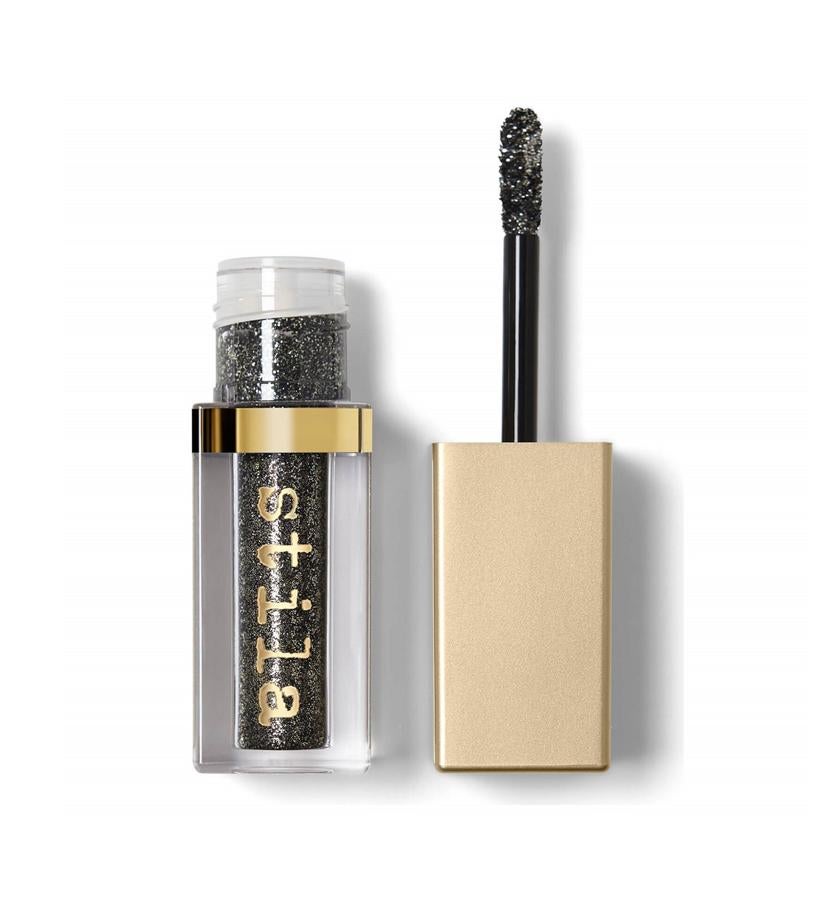 Combinando diferentes tamaños de partículas de perla, brinda un tono rico y brillante que se seca sin acartonarse. Se puede usar solo o sobre otras sombras de ojos en polvo para darles un acabado brilli brilli. Tono Molten Midnigth (26,95 €).