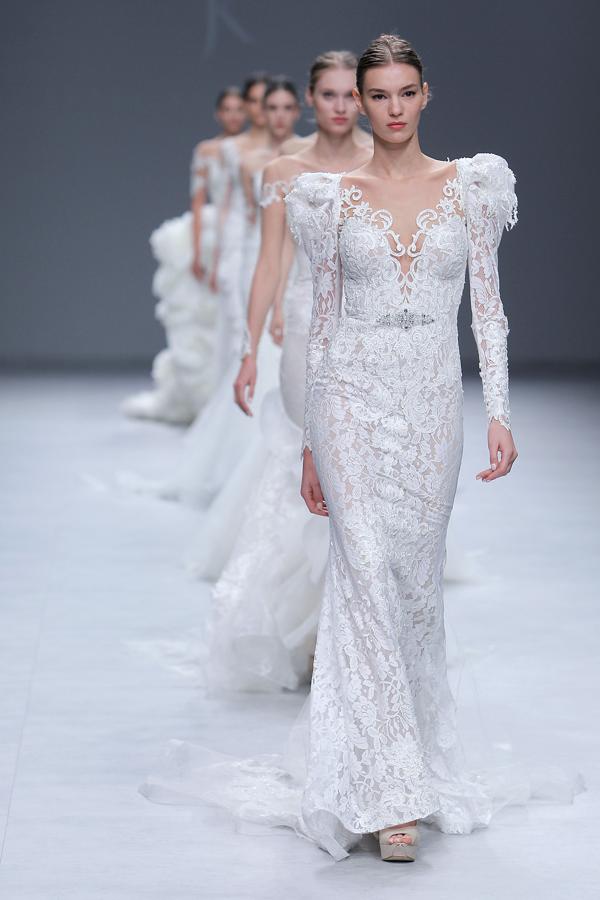 El vestido de novia más bonito del desfile de Julia Kontogruni en la Barcelona Bridal Week.
