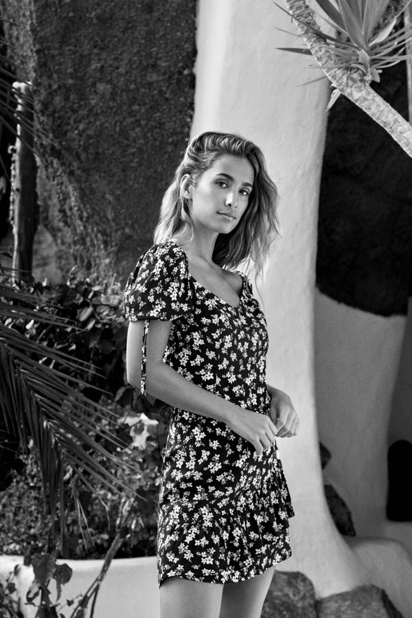 Vestido mini con manga de vuelo y estampado de flores.