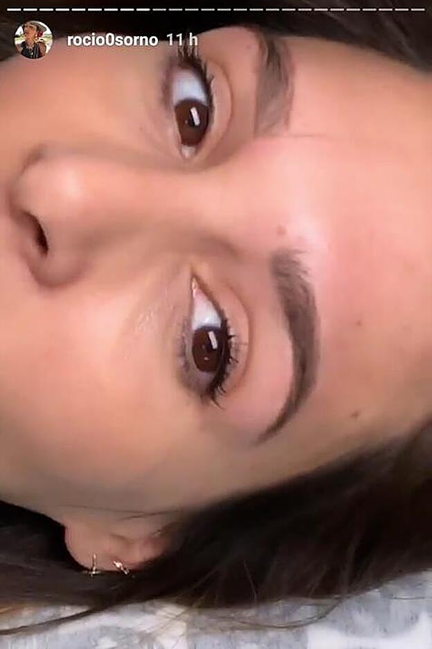 Rocío Oosorno durante el proceso de microblading.