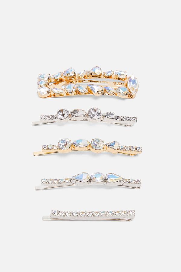 Las horquillas de fiesta de toda la vida, pero recuierda que este año se llevan también de día,, en diferentes tamaños y grosores. Su precio es de 15,95 euros el paquete de cinco unidades.