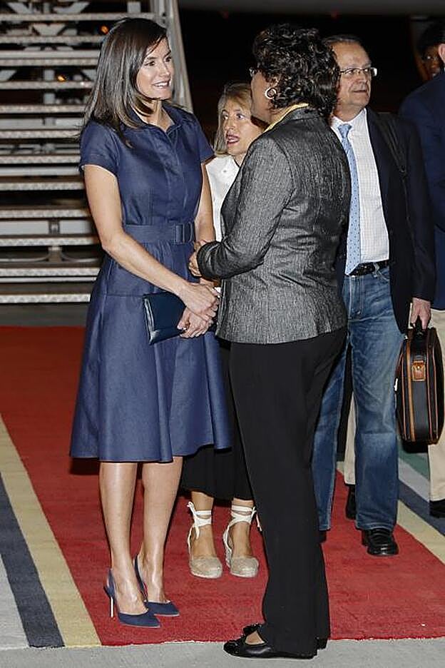 La Reina Letizia, con vestido de Carolina Herrera al llegar a Mozambique.