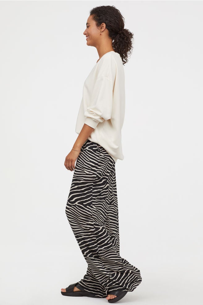 Pantalón ancho de tejido fluido con estampado de cebra. (14,99 euros).