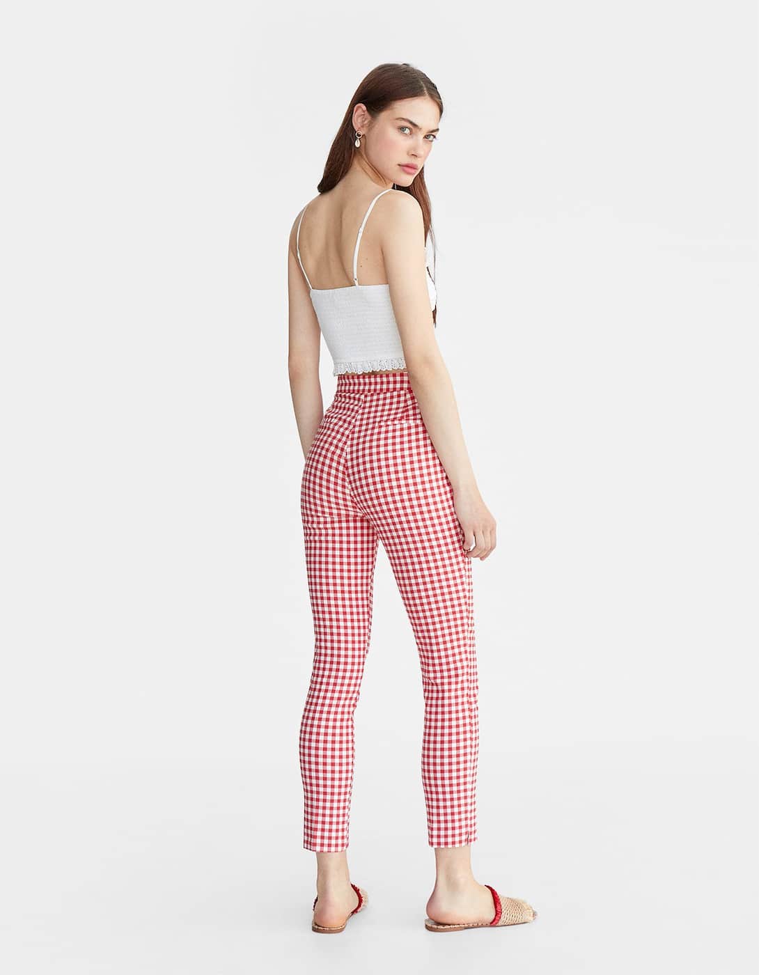 Estos pantalones low cost de pinzas de Stradivarius se van a convertir en lo más original y fresco de tu armario gracias al estampado de cuadros vichy que vuelve con fuerza esta temporada. (19,99 euros).