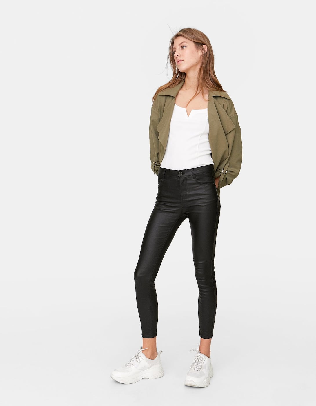 Los pantalones de efecto polipiel son tendencia entre las influencers y aún puedes lucirlos hasta el final de la primavera. (19,99 euros).