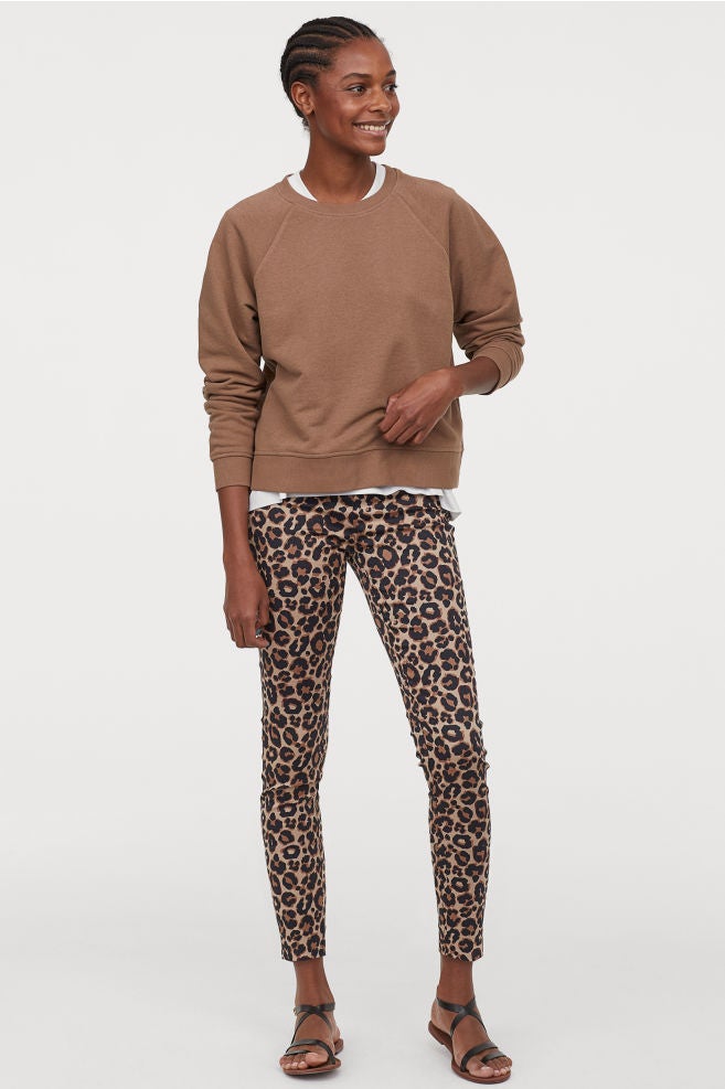 Pantalones pitillos animal print, ideal para presumir de piernas. (14,99 euros). En H&M.
