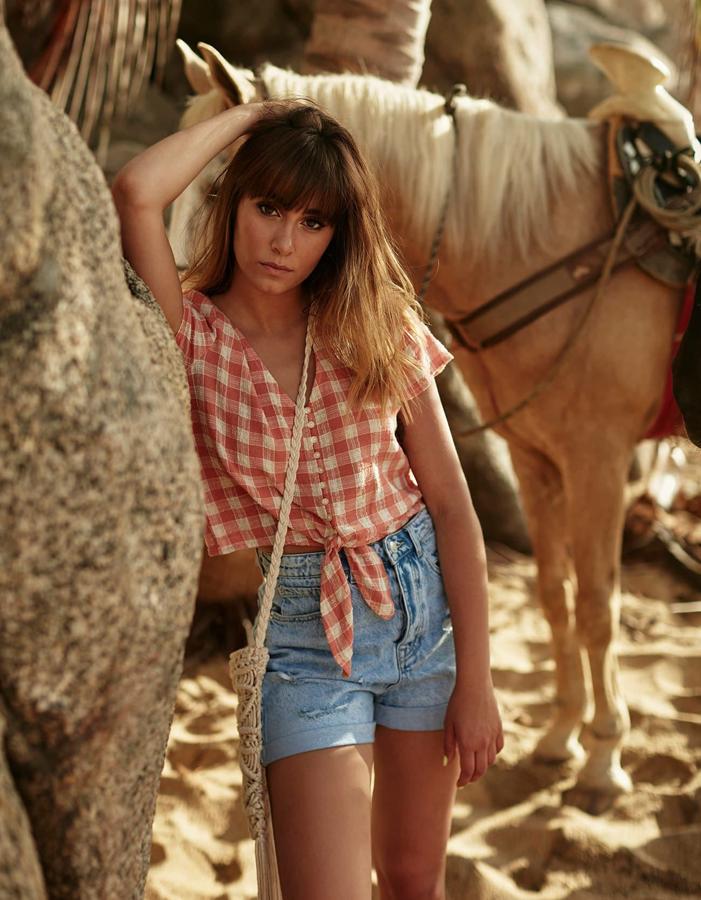 Camisa de uadros con nudo en la cintura, 15,99 euros.