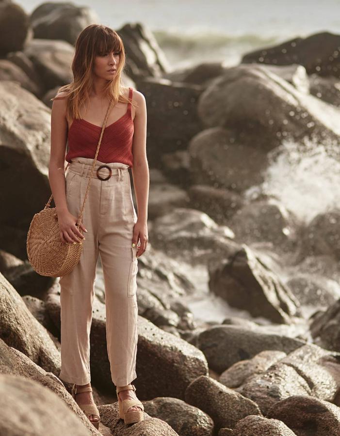 Pantalones cargo en tejido rústico, 25,99 euros.