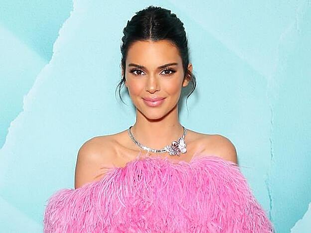 Kendall Jenner demuestra que no hay problema en combinar un peinado así de desenfadado con un vestido de gala.