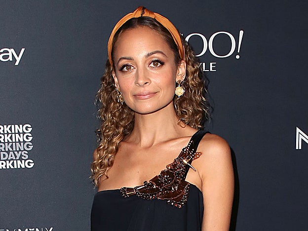 El accesorio capilar de Nicole Richie es de lo más cómo cuando no quieres comerte la cabeza con el peinado.
