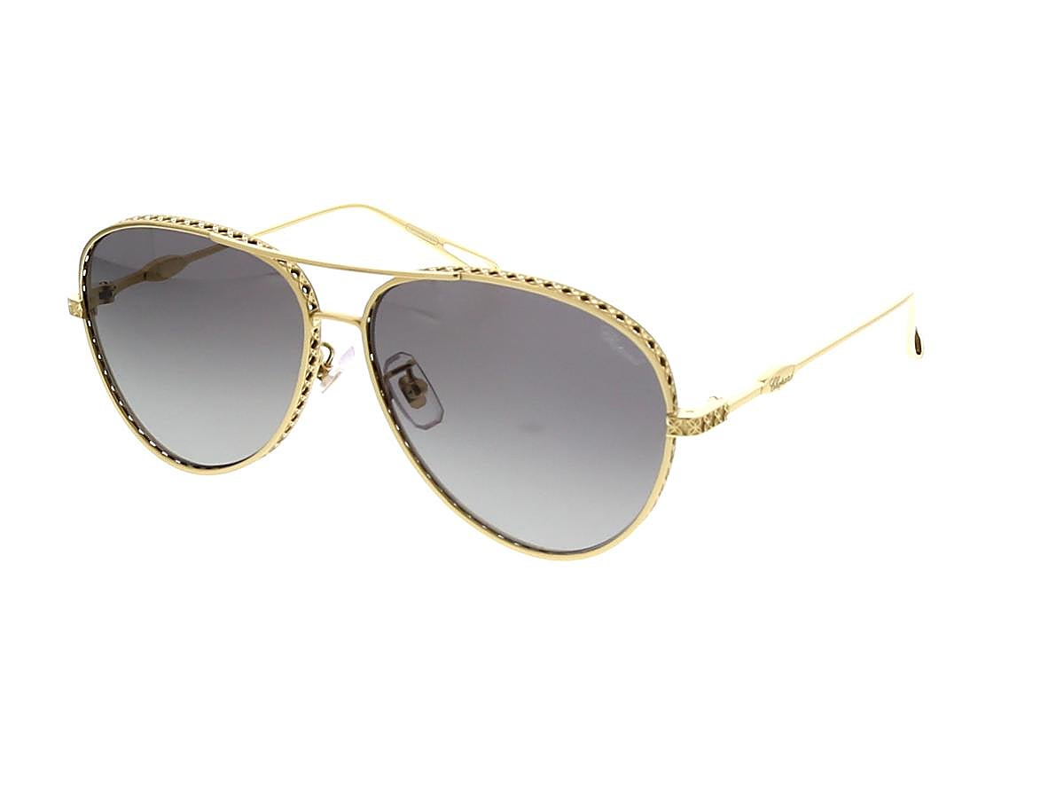 Si a tu madre le gustan las gafas clásicas pero con un twist de tendencia, estas de aviador con calados metálicos serán un éxito. Son de Chopard y se venden en General Ópticas.