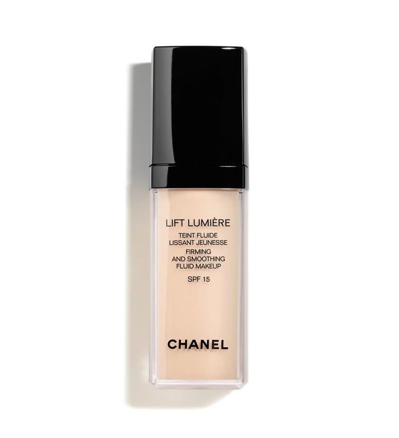 La fórmula  contiene un polímero tensor que crea una sensación de lifting facial y extracto de guisante que ayuda a la piel a recobrar flexibilidad y tonicidad. Está enriquecido con aceite de camelia que tiene propiedades nutritivas. Especialmente indicado para pieles maduras, es de cobertura media y tiene factor de protección SPF 15. Disponible en tres tonos. (50 €).