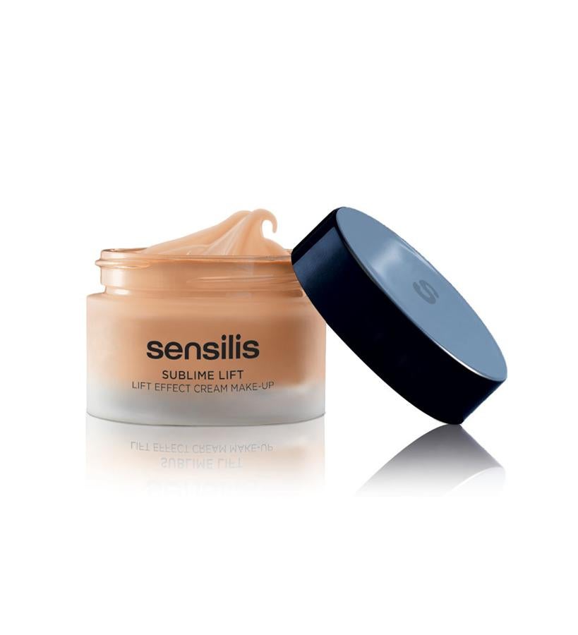 Atenúa las arrugas de expresión y alisa la piel devolviéndole luminosidad. Su fórmula cuenta con activos de proteínas de trigo y ácido hialurónico para cubrir las necesidades de las pieles que buscan el máximo confort y un efecto antiedad extra. Con su textura en crema, proporciona una cobertura media-alta. En cinco tonos. (34,50 €).