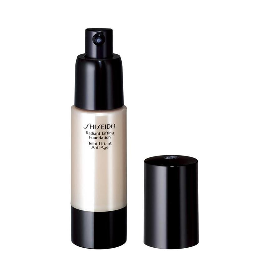 Base de maquillaje fluida con textura cremosa que aporta a la piel un significativo grado de hidratación que la hace más jugosa al instante. Su acabado es luminoso y duradero durante todo el día, otorgando un efecto rejuvenecedor y reafirmante al rostro. Como es un fondo con tratamiento, después de 4 semanas de aplicación continua, la piel luce más firme y más flexible. Disponible en 8 tonos. (56,50 €).