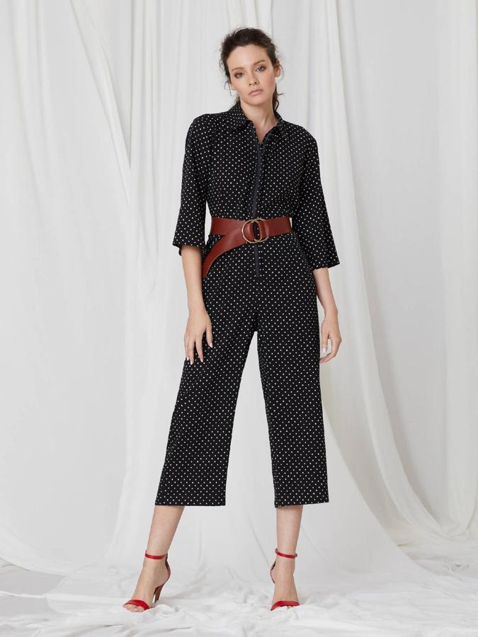 Sobrio pero de pura tendencia. Un mono es un buena regalo que, además, no se va a quitar desde ahora hasta el mes de cotubre. Este de Javier Simorra con pequeños lunares nos ha parecido la opción perfecta.