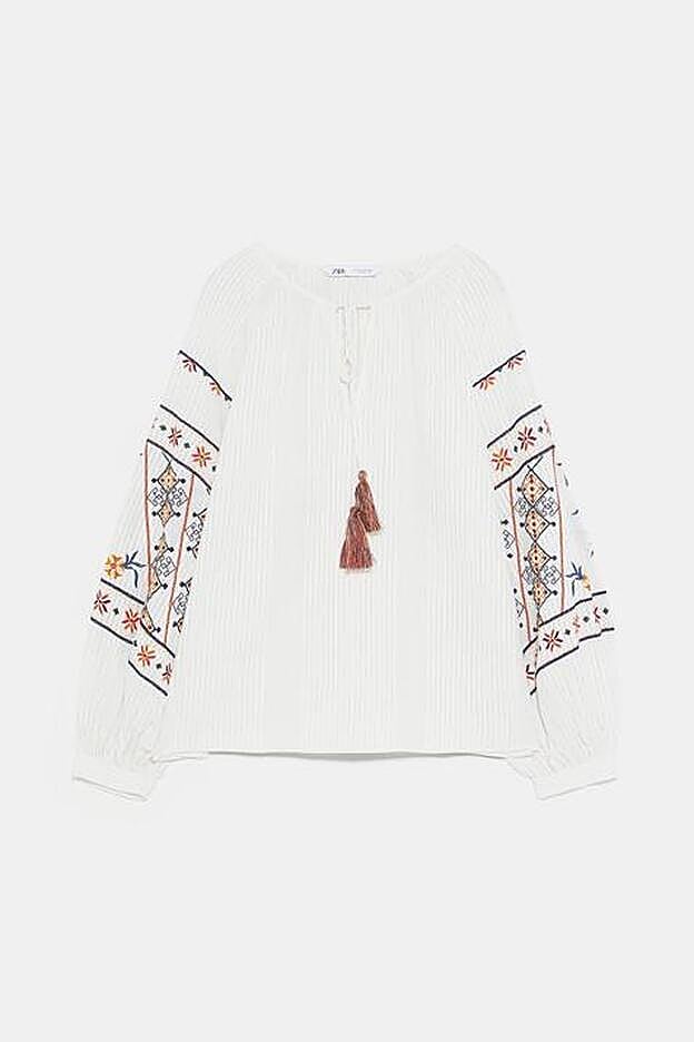 Blusa con detalle de bordados y cordón, 29,95 euros.