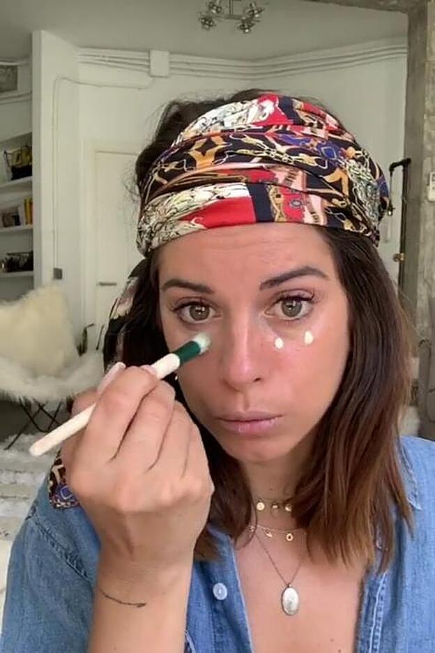 Despues aplica corrector en la zona del contorno de los ojos para resaltar la mirada y dar luminosidad a esa zona del rostro.