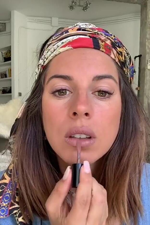 Marta opta por un labial mate en un tono nude para los labios.