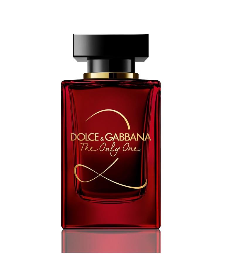 El segundo capítulo la historia de The Only One reinventa en su corazón el clásico aroma de café y violeta con notas empolvadas de rosas rojas, símbolo de amor y seducción. En la salida hay notas de frutos ojos, pera y fresia y en la base, haba tonka y pachuli.  The Only One 2 de Dolce & Gabbana  (133,10 €/ 100 ml).