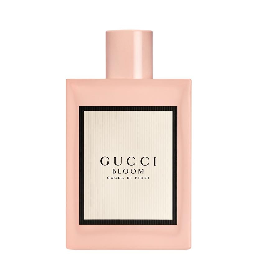 Es una suave interpretación en Eau de Toilette de la fragancia clásica de Gucci Bloom, que evoca los aromas y los sentidos de la primavera. Su nombre significa gotas de flores, entre las que destacan el jazmín, el nardo y la madreselva.  Gucci Bloom Gocce Di Fiori de Gucci  (111 €/ 100 ml).