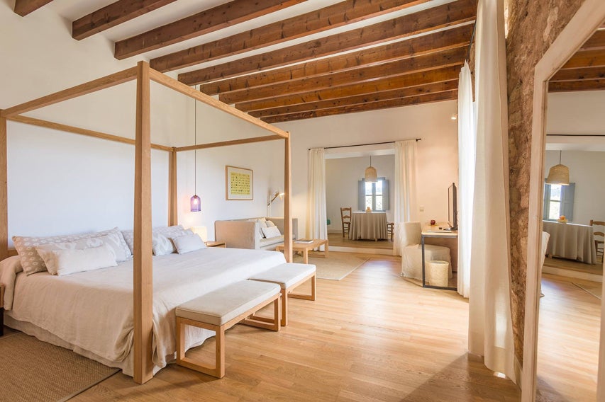 En el centro de Mallorca, el hotel rural Predi Son Jaumell ocupa una finca de 400 años. Al frente de su creativa cocina, Andreu Genestra.