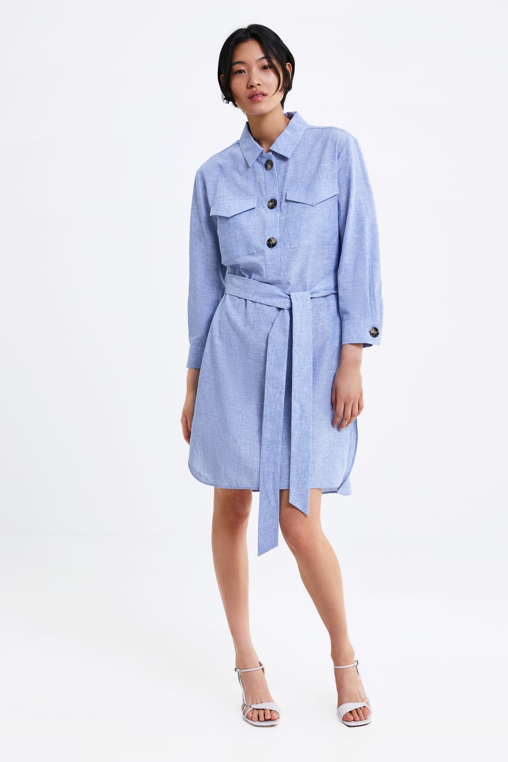 Túnica ancha con cinturón: en el mismo tejido: 15,99 euros en Zara.