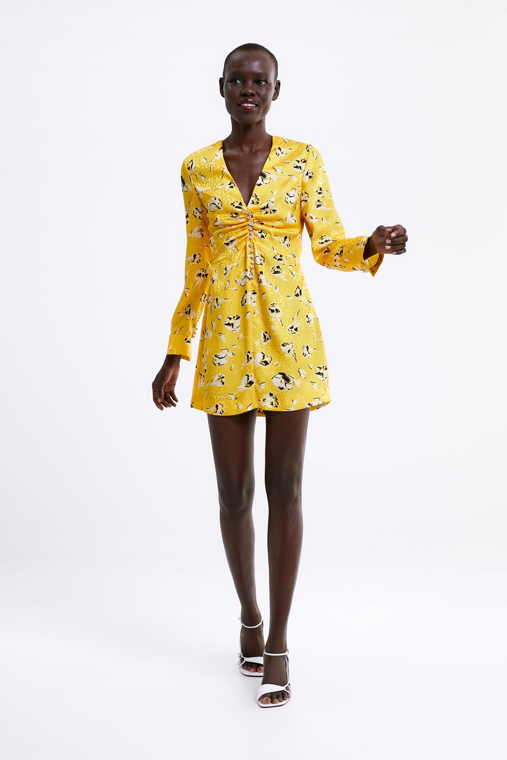 Vestido corto en color amarillo con estampado floral y escote a pico: 17,99 euros en Zara.