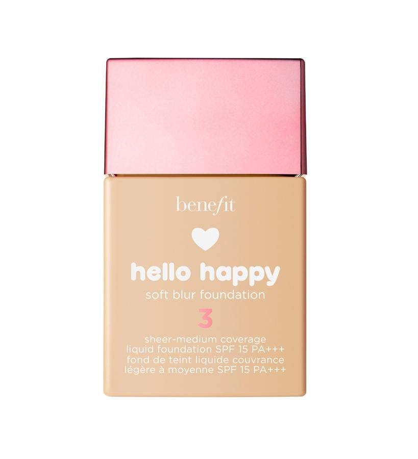 Su fórmula contiene unas pequeñas esferas difuminadoras que producen un efecto de desenfoque óptico que proporciona un efecto piel suave y libre de imperfecciones. Su cobertura fluida, de ligera a media, aporta un acabado mate natural. Contiene SPF 15 PA+++. Disponible en 12 tonos.  Hello Happy de Benefit  (30,95 €).