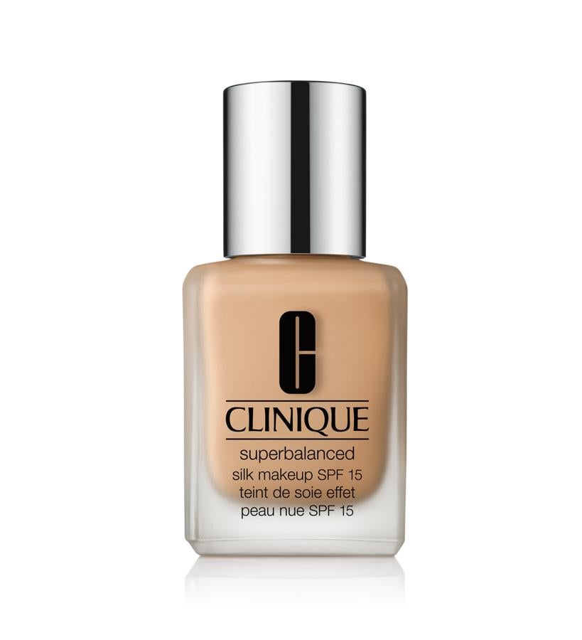 Su formula contiene laminaria sacarina y sílice, que son dos activos que ayudan a controlar la grasa y los brillos en las zonas conflictivas, y hialuronato de sodio, que proporciona una hidratación durante todo el día en las áreas que lo necesitan. Además, disminuye la apariencia de los poros y las líneas de expresión gracias a los polímeros de luz y al toque de seda. También protege contra los rayos UVA y UVB y es resistente a la transpiración y a la humedad. Disponible en 22 tonos.  Superbalanced Silk Makeup de Clinique  (35 €).