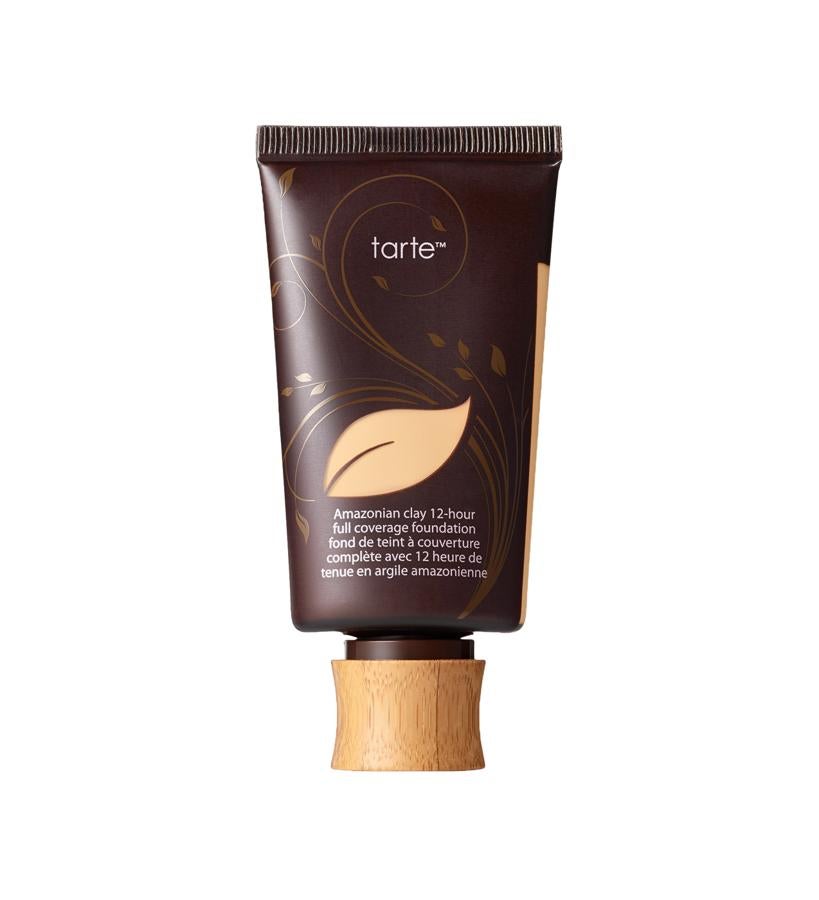 Este fondo líquido mate está formulado con arcilla amazónica, que es un ingrediente que ayuda a equilibrar la piel. Oil free, proporciona una cobertura completa que deja que la piel transpire perfectamente. Disponible en 40 tonos.  Amazonian Clay 12 Hour Full Coverage Foundation de Tarte para Sephora  (38,95 €).