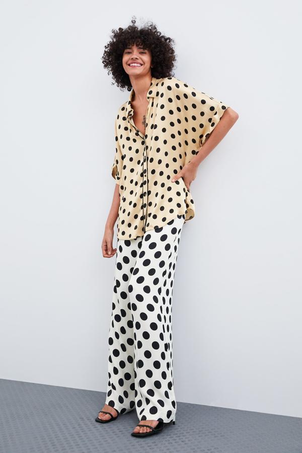 Conjunto de camisa pijamera (25.95 euros) y pantalón de lunares (29.95 euros) de Zara.