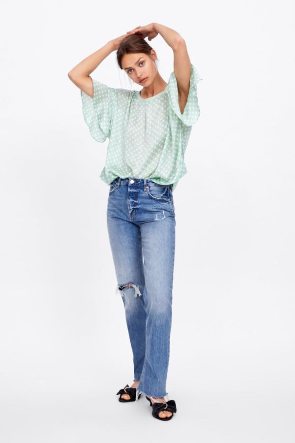 Blusa de satén verde agua con estampado de lunares en blanco (25.95 euros en Zara).