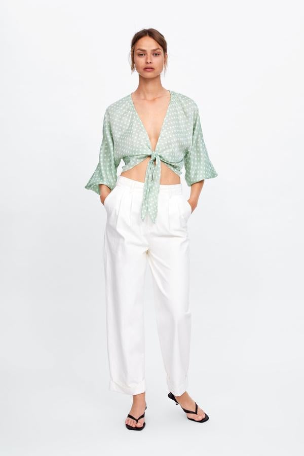 'Cop top' con nudo y estampado de lunares en blanco sobre fondo de satén en verde agua (29.95 euros en Zara).