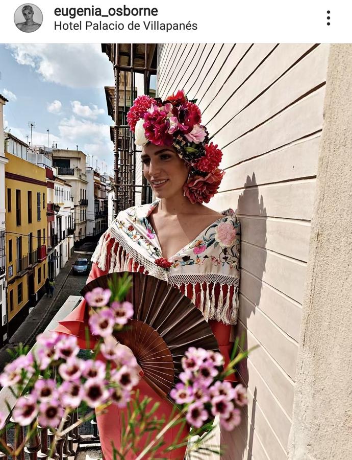 Eugenia Osborne ha elegido un tocado imponente con numerosas flores enganchadas a un pañuelo, dado que tiene un corte de pelo estilo boyfriend bastante cortito.