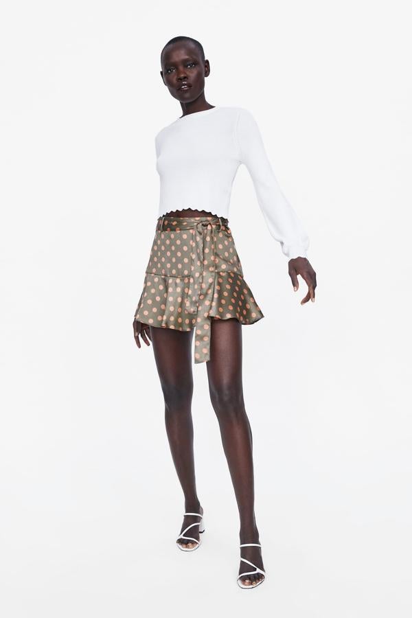 Mini falda tipo pareo con volantes y estampado de lunares (22.95 euros en Zara).