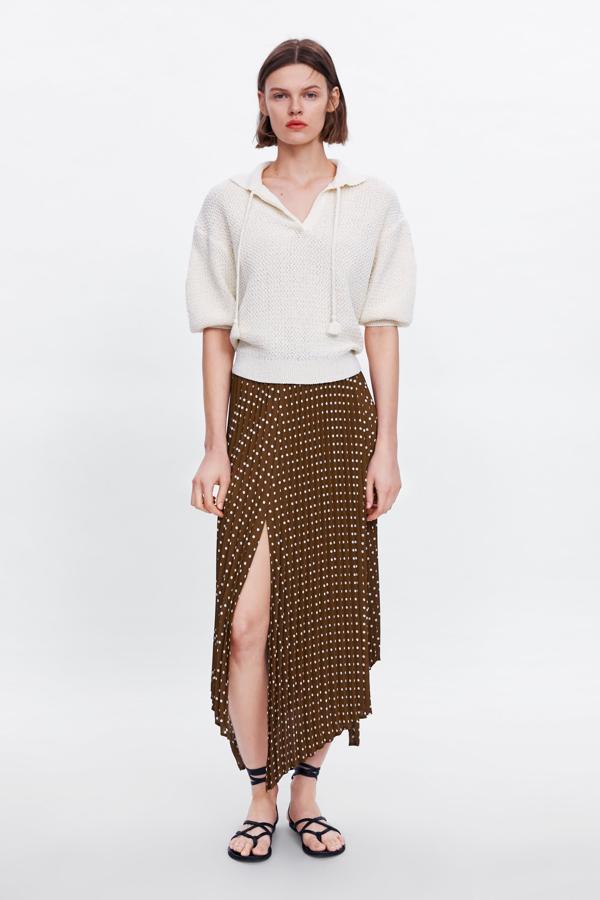 Falda midi plisada con estampado de lunares blancos sobre fondo marrón (29.95 euros en Zara).