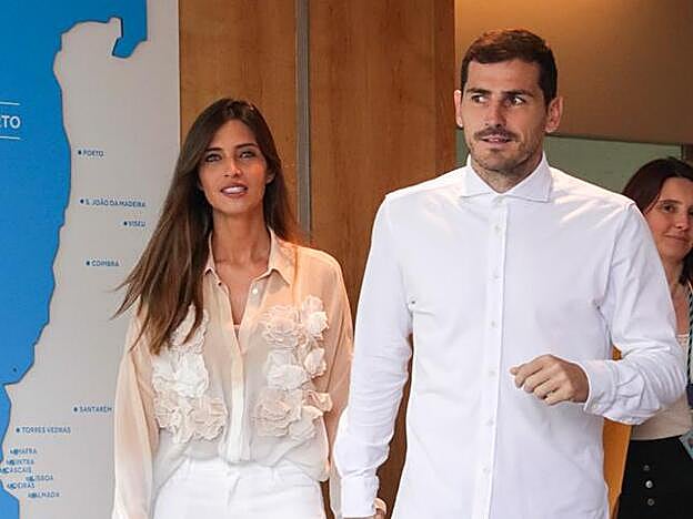 Iker Casillas recibe el alta hospitalaria acompañado por su mujer, Sara Carbonero.