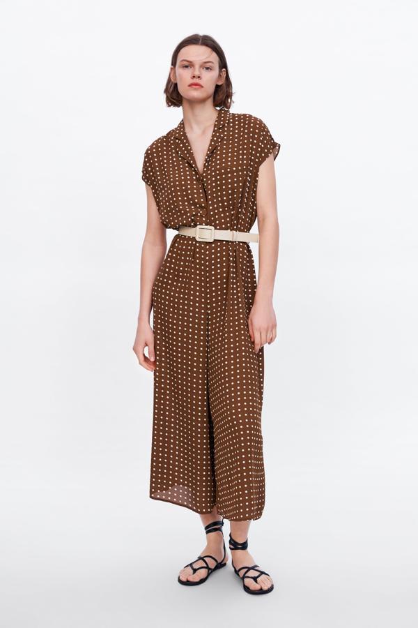 Mono marrón con estampado de lunares en blanco y cinturón en contraste (39.95 euros en Zara)
