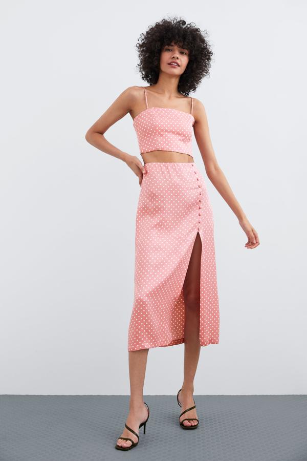 Conjunto de satén rosa con lunares en blanco. El top cuesta 19.95 euros, y la falda, 25.95 euros.