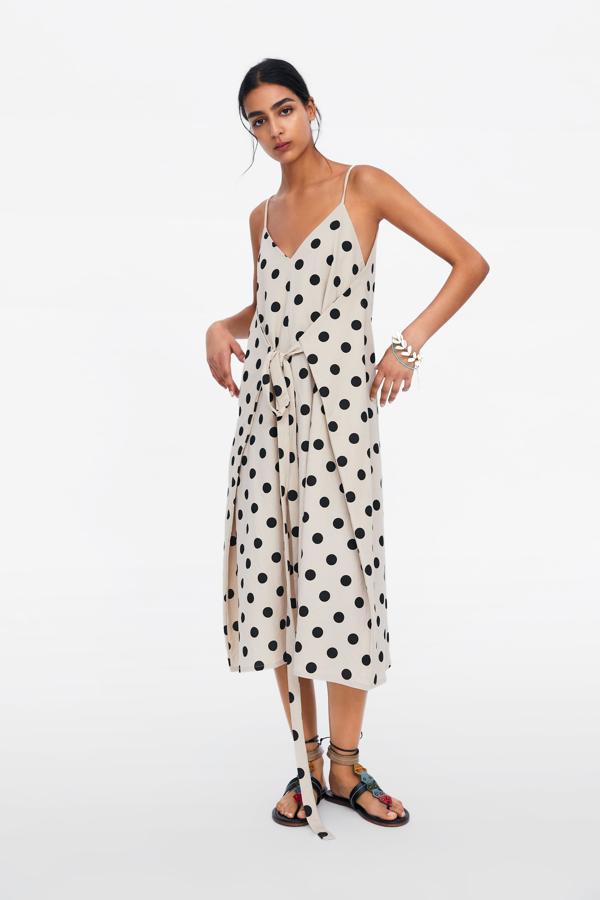 Vestido cruzado con estampado de lunares (22.95 euros en Zara).