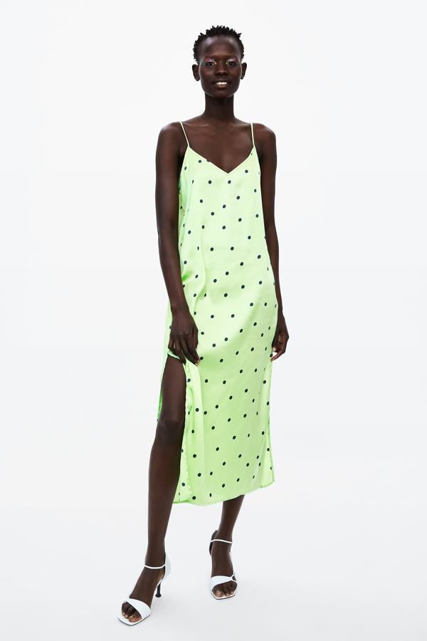 Vestido lencero en satén verde flúor con detalle de lunares en negro (25.95 euros).