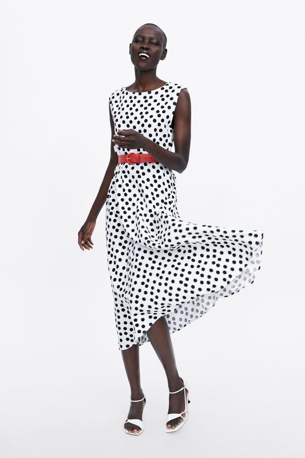Vestido midi con estampado de lunares y cinturón en contraste (29.95 euros).