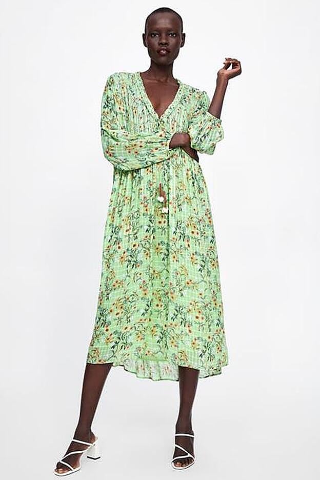 Este vestido es uno de los más inclusivos de Zara: encaja hasta la talla 52.