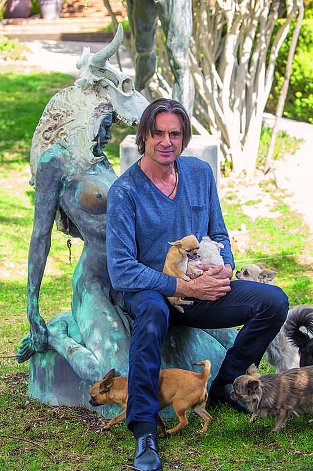 Víctor Ochoa es un reputado escultor.