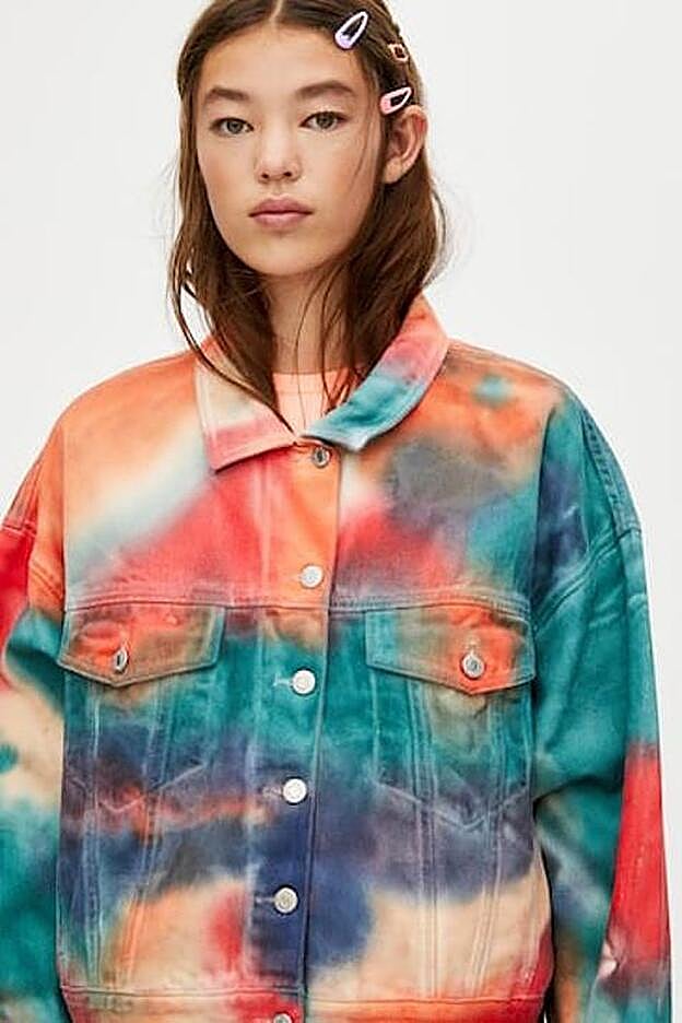 Esta nueva cazadora de Pull & Bear dará el toque festivalero a todos tus estilismos.