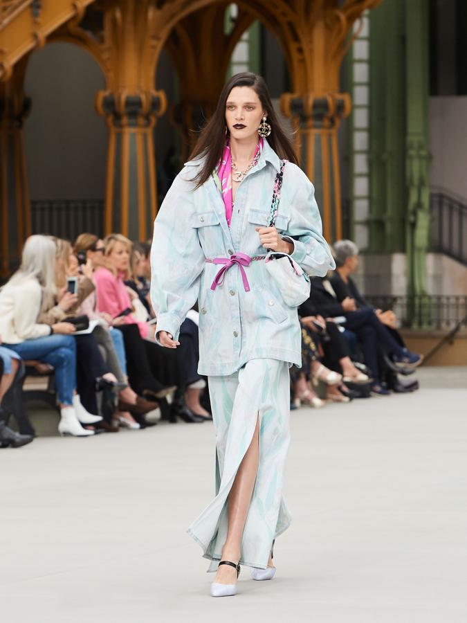 La cazadora vaquera. Este 2019 se lleva larga y con cinturón.