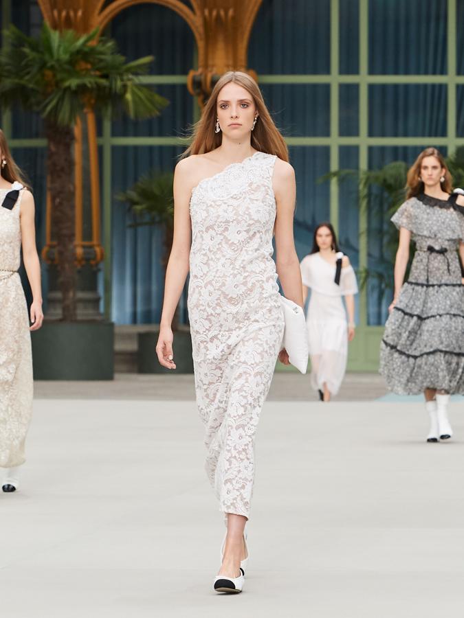 El vestido blanco de encaje.